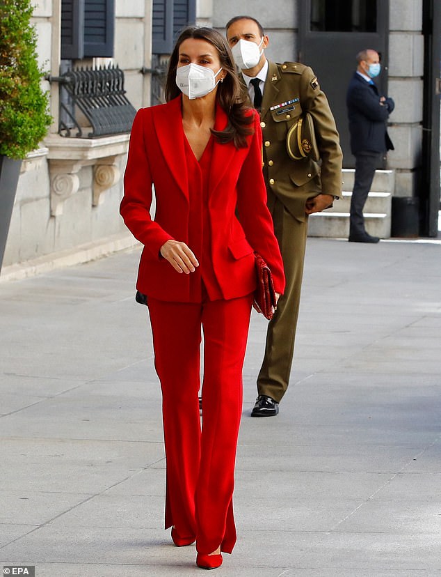La reina Letizia de España fue una visión en rojo cuando vistió un traje completamente carmesí en un evento conmemorativo de Clara Campoamor, quien abogó por el sufragio femenino, en Madrid hoy.