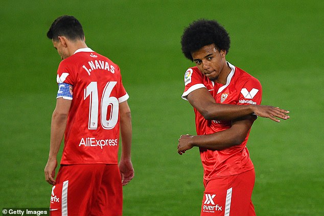 El Chelsea está en la pole position para fichar al codiciado defensa del Sevilla Jules Kounde (derecha)