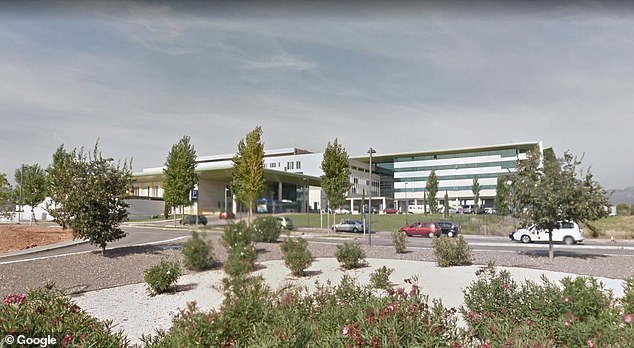 El niño fue trasladado en avión al Hospital Son Espases, ubicado a unos 64 kilómetros de distancia, en la vecina Mallorca, para recibir tratamiento especializado de la unidad neonatal.