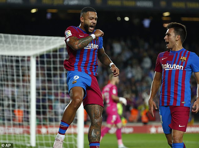 El Barcelona volvió a la senda del triunfo después de que Memphis Depay anotara en la victoria ante el Valencia