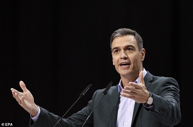 El primer ministro de izquierda de España, Pedro Sánchez, prometió el domingo 'abolir' la industria de la prostitución de £ 3 mil millones en el país, diciendo que 'esclaviza' a las mujeres