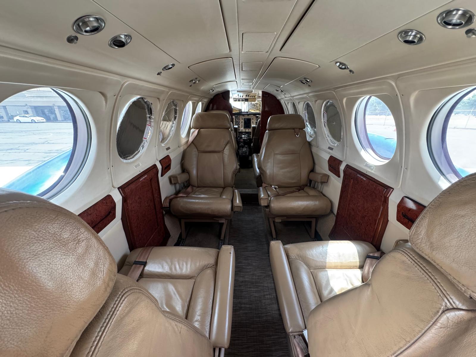 King Air 200 — view 7