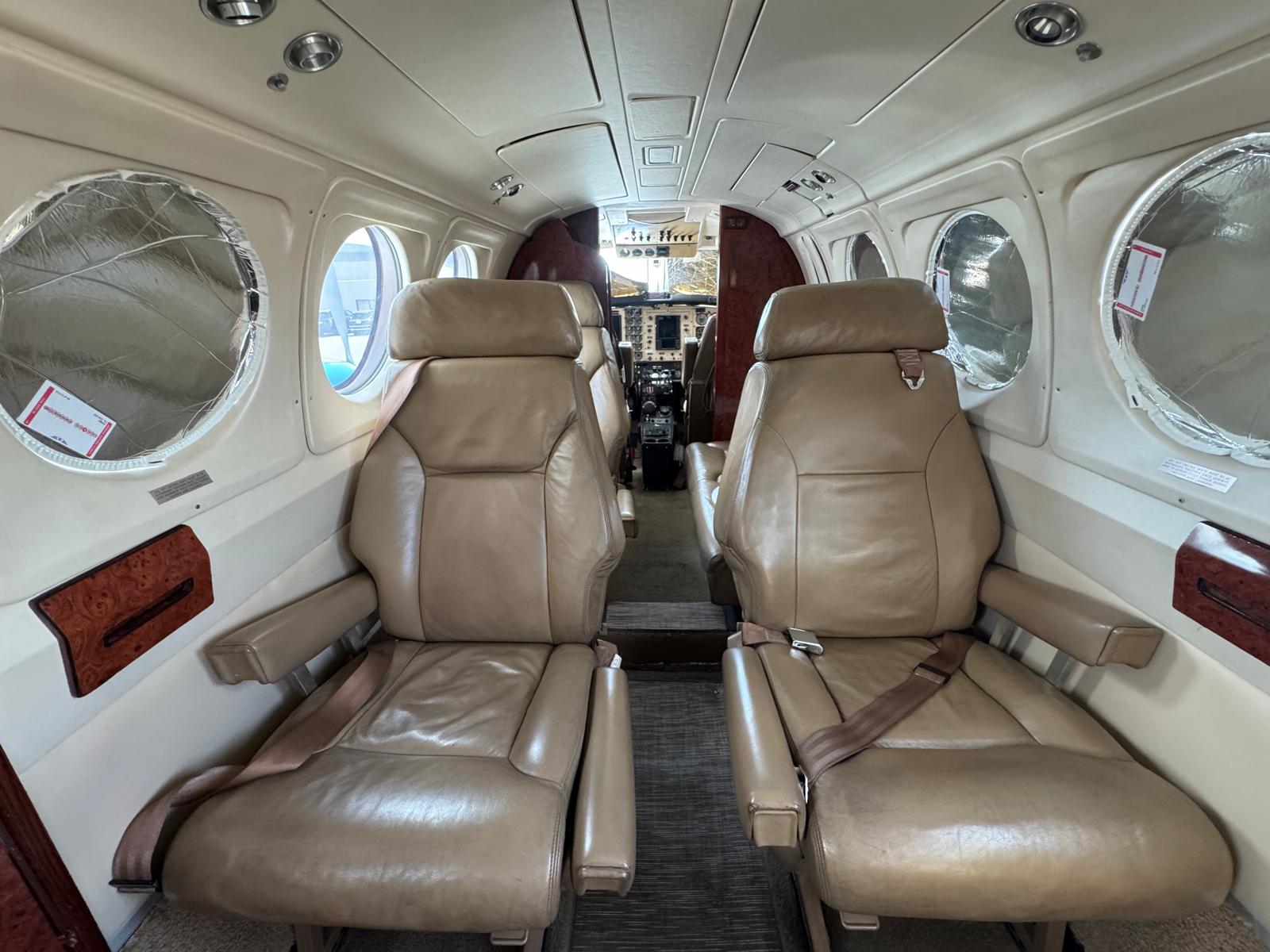 King Air 200 — view 8