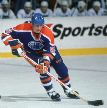 Wayne Gretzky playing hockey.