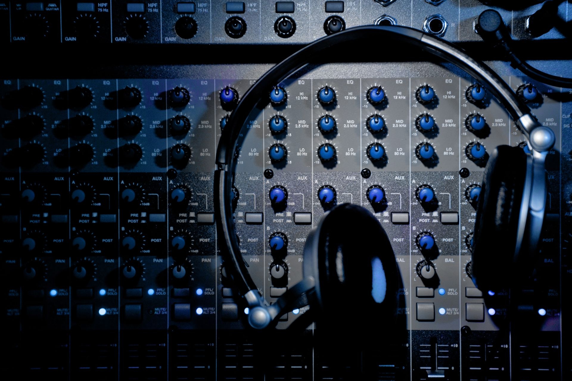What are the advantages of using a balanced audio transformer in a professional audio setup?
