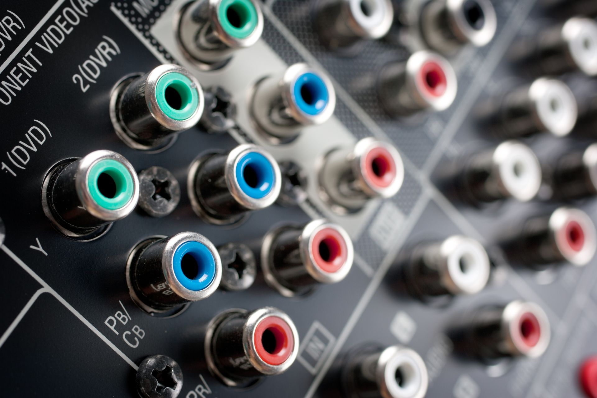 What types of connectors are commonly used for balanced and unbalanced signals in audio equipment?