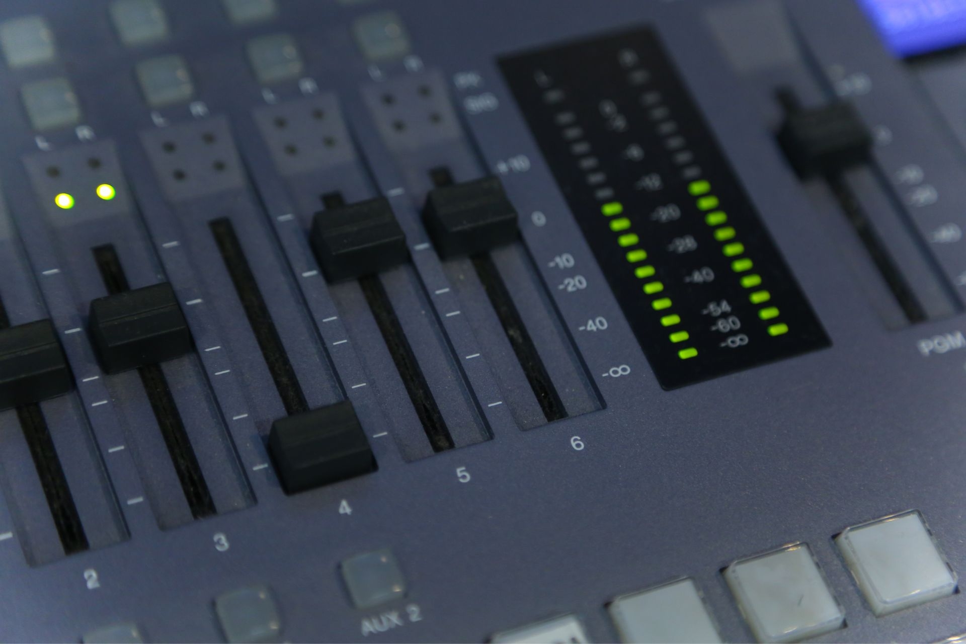 Are Neutrik XLR connectors available in different colors for easy identification in complex audio setups?