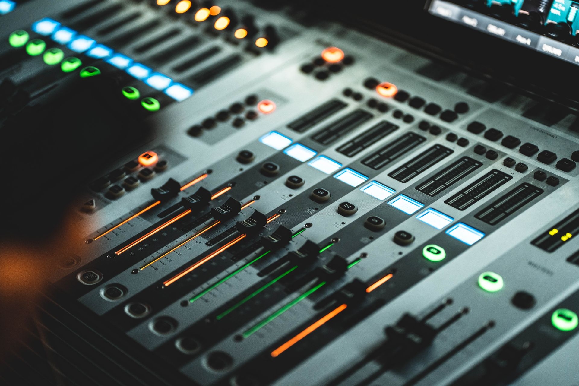 Can a TRS connector be used for both mono and stereo audio signals?