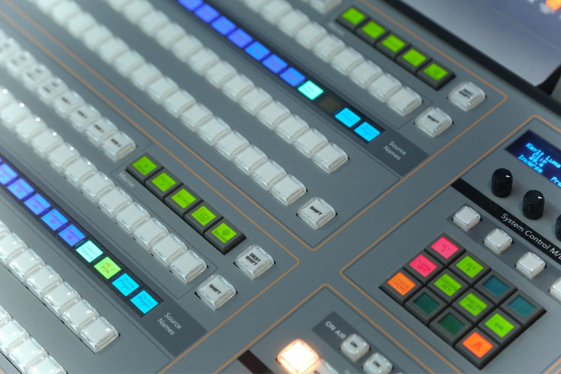 Can using a TRS cable instead of a TS cable result in a lower noise floor in audio recordings?