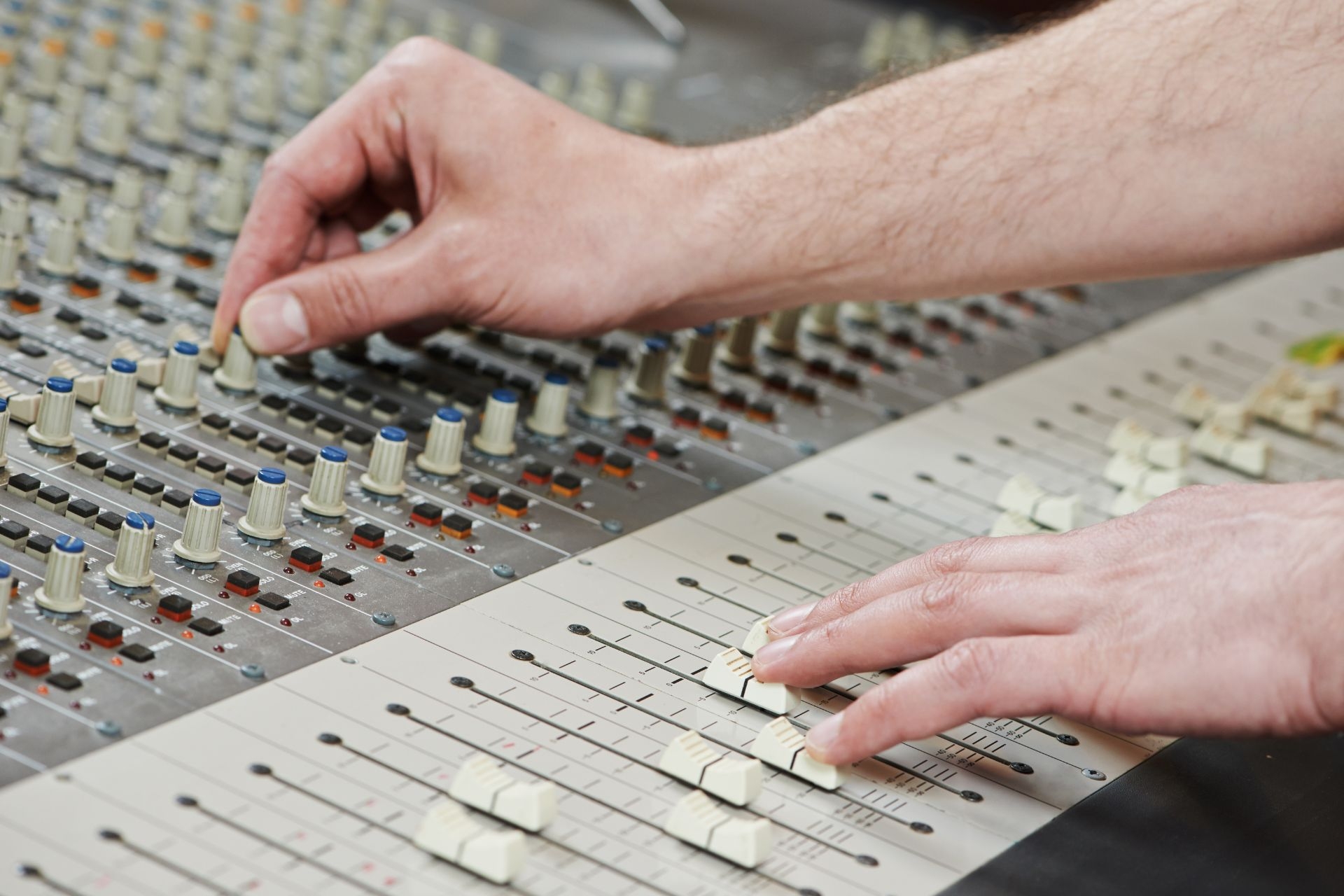 How do impedance differences between TRS and TS cables affect their performance in audio applications?