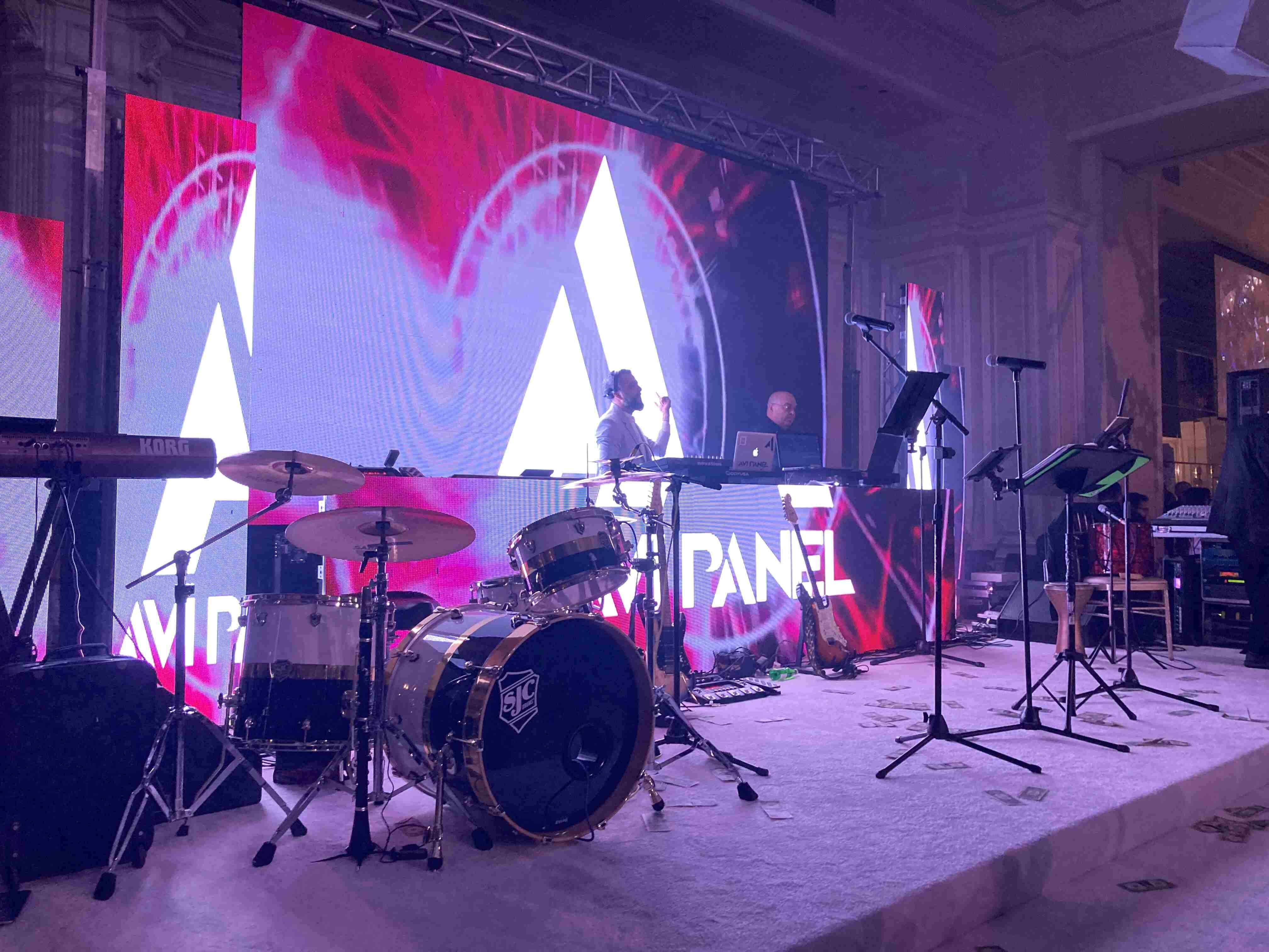 How does color depth impact the accuracy and range of colors displayed on an LED screen?