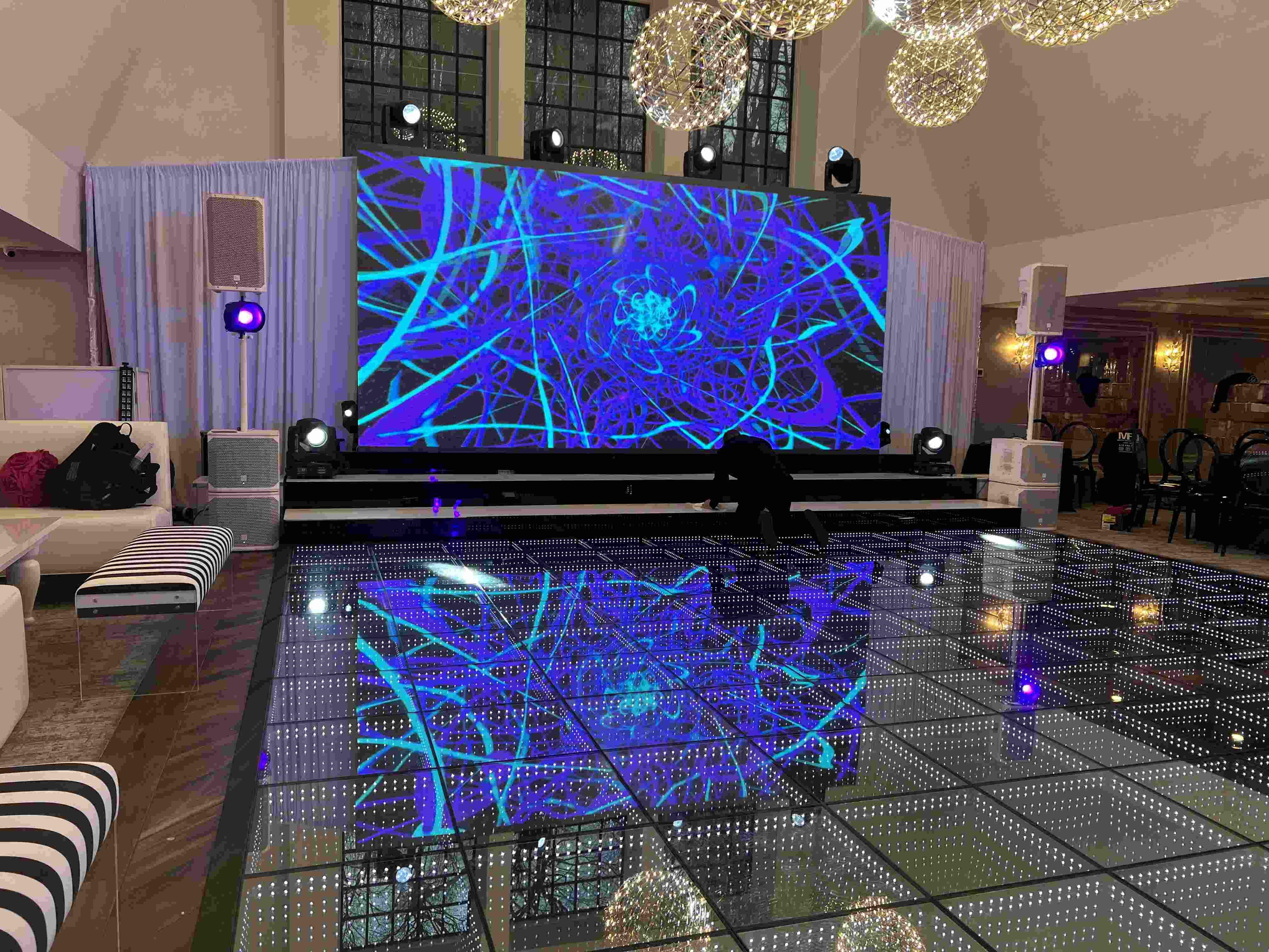 Are there options for customizing LED displays with specific pixel pitch configurations for optimal viewing distances?