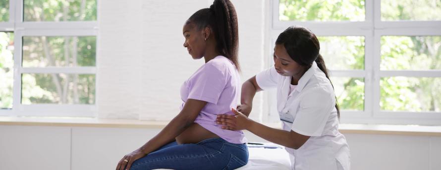 A pregnant woman be assisted by a doula 