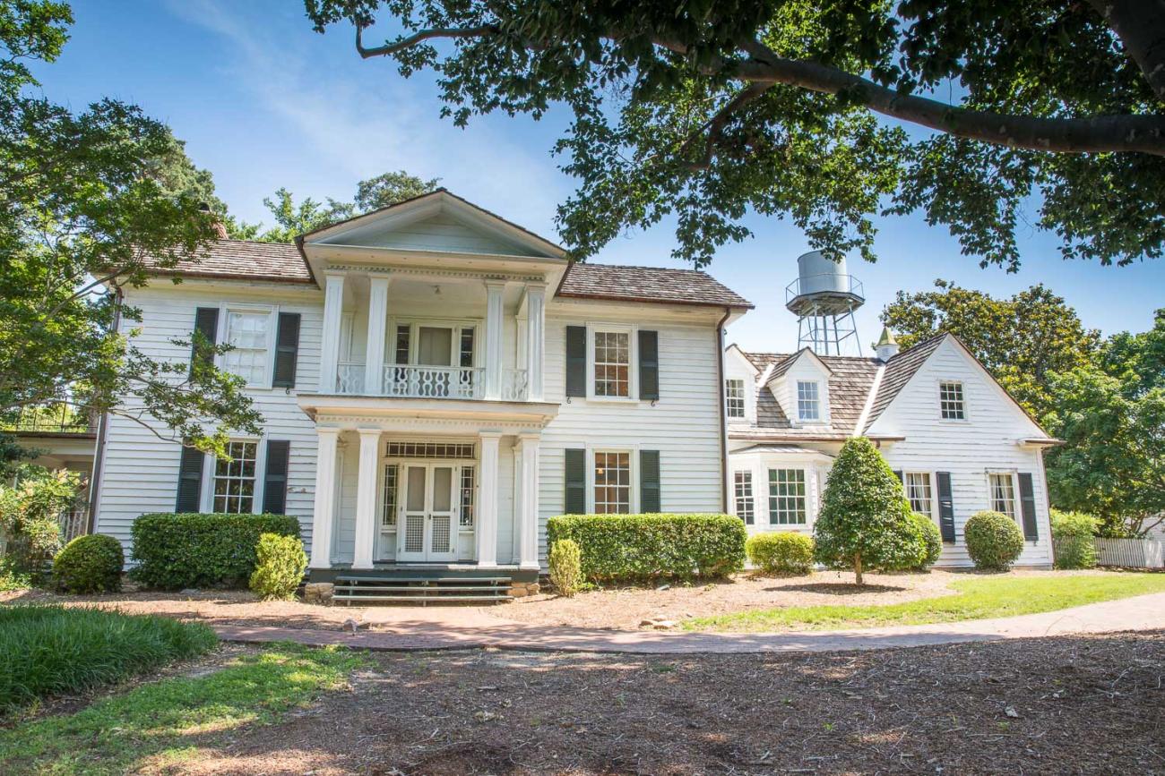 Front view of the main farmhouse at Historic Oak View