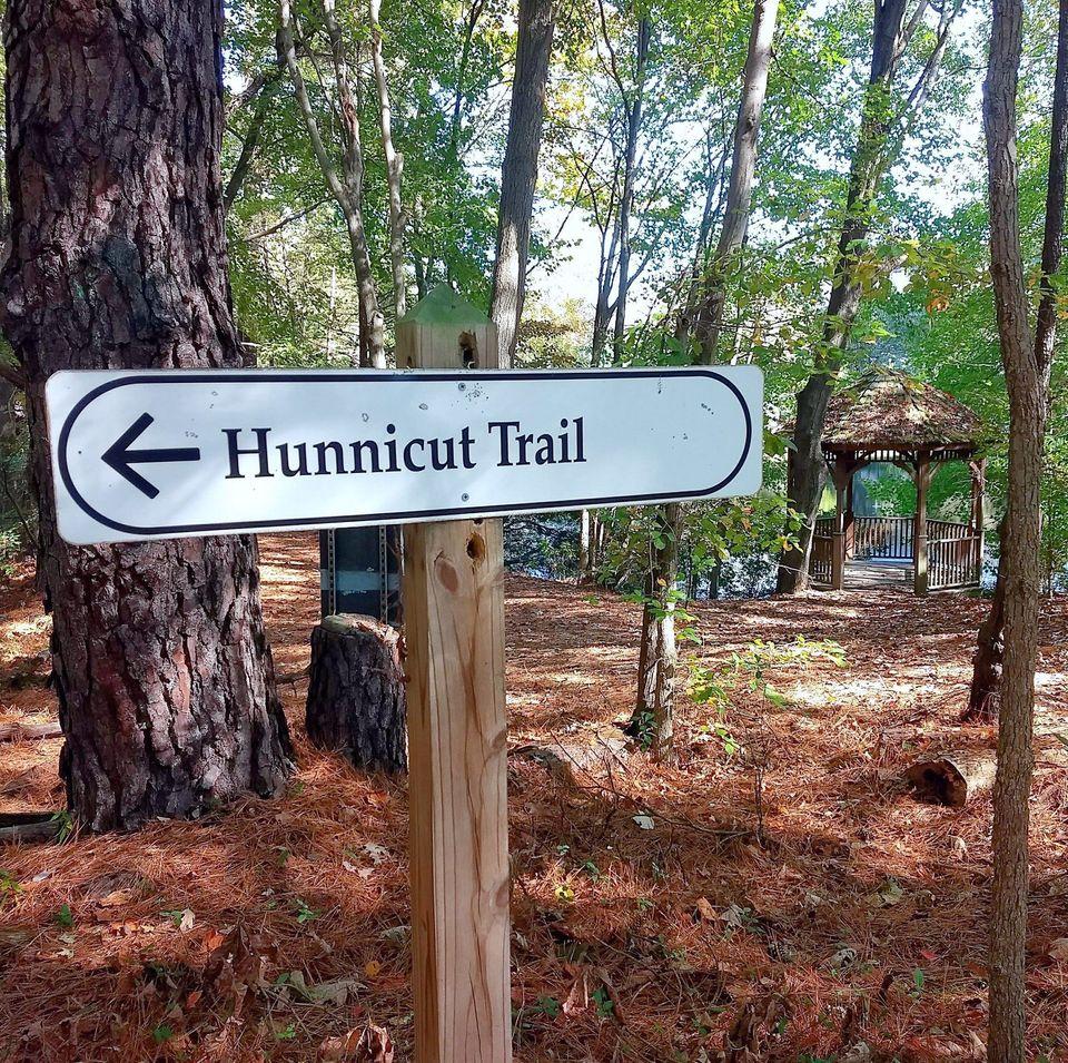 sign pointing to the hunnicut trail at Historic Oak View