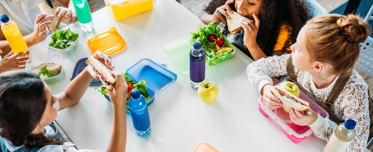 School children eating lunch