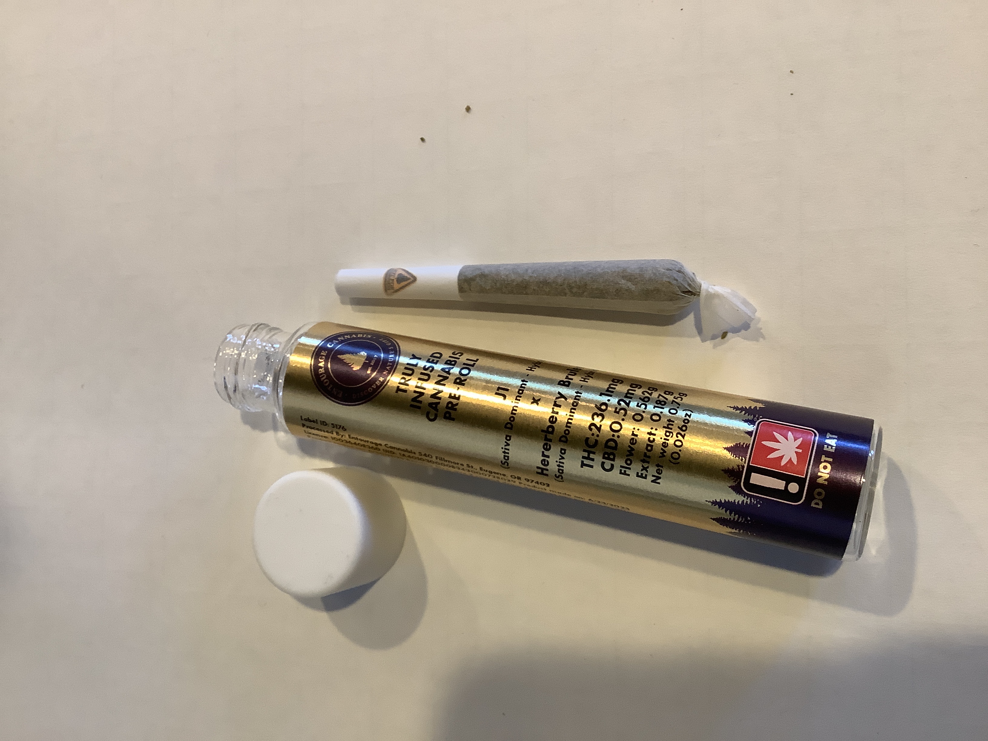 Photograph of product: Entourage Oui'd - J1 x HERERBERRY BRULEE - Infused Preroll - (.75g) - S