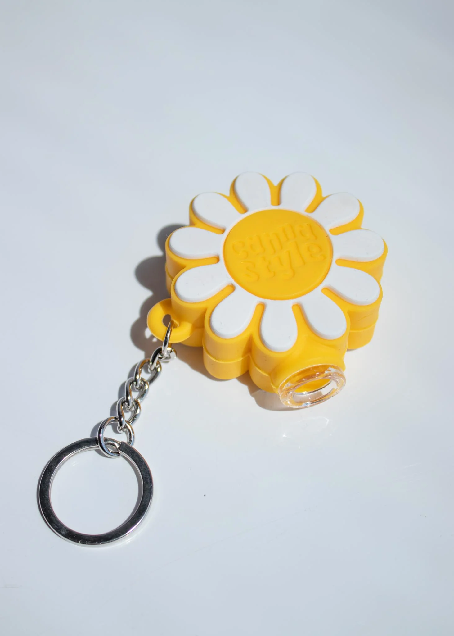 Photograph of product: Cannastyle Daisy Unbreakable Chillum Keychain Pipe