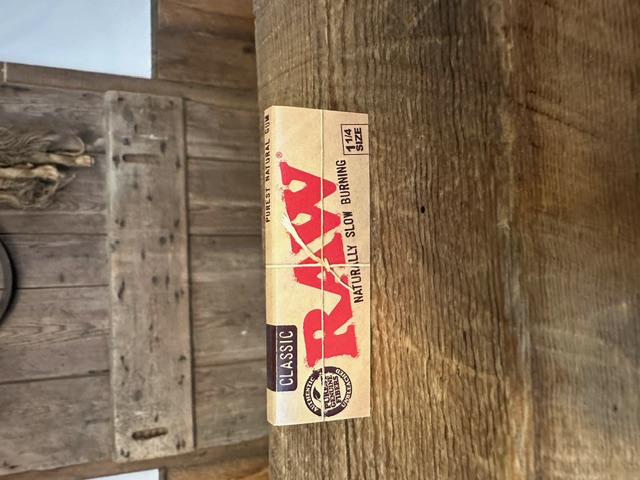 Photograph of product: Raw Classic 1 1/4 size papers