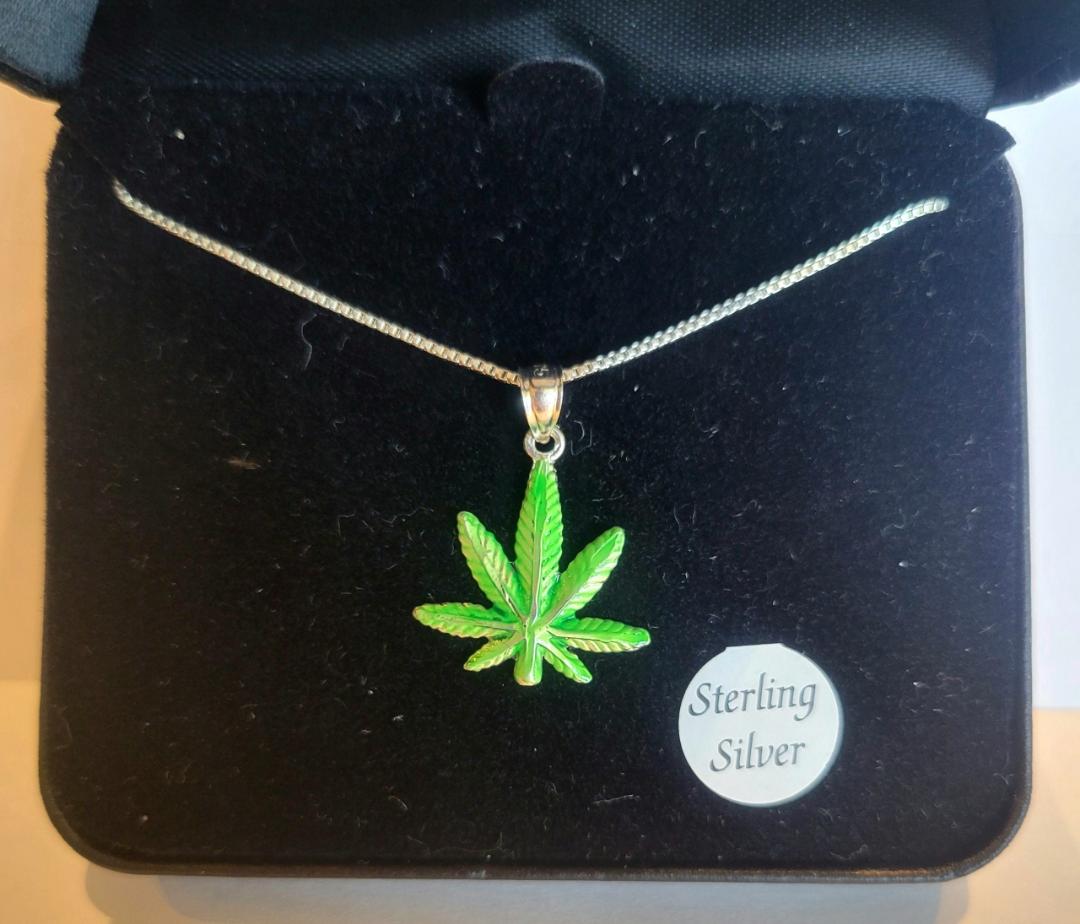 Photograph of product: Medium Green Leaf Pendant
