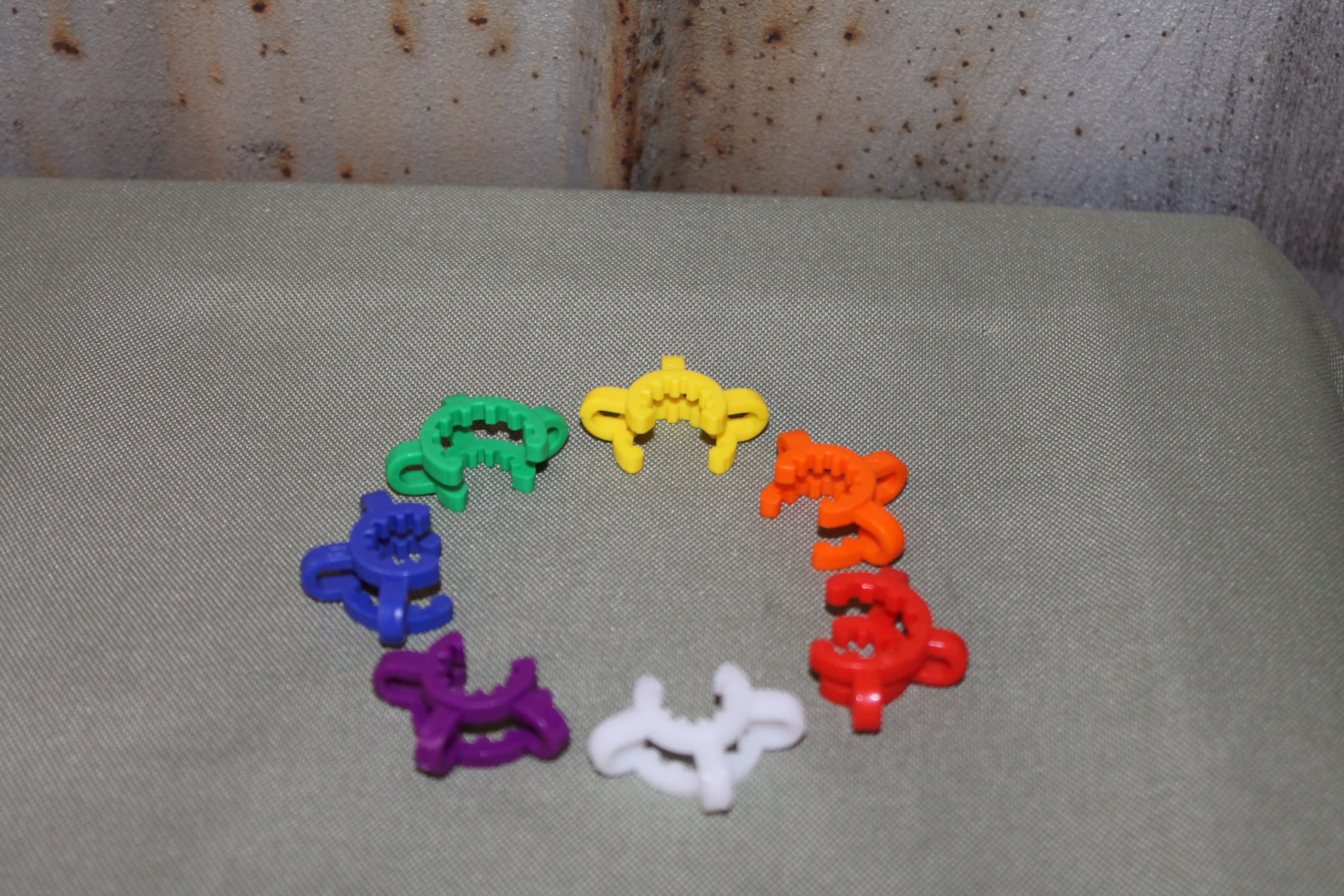 Photograph of product: Plastic bowl clip