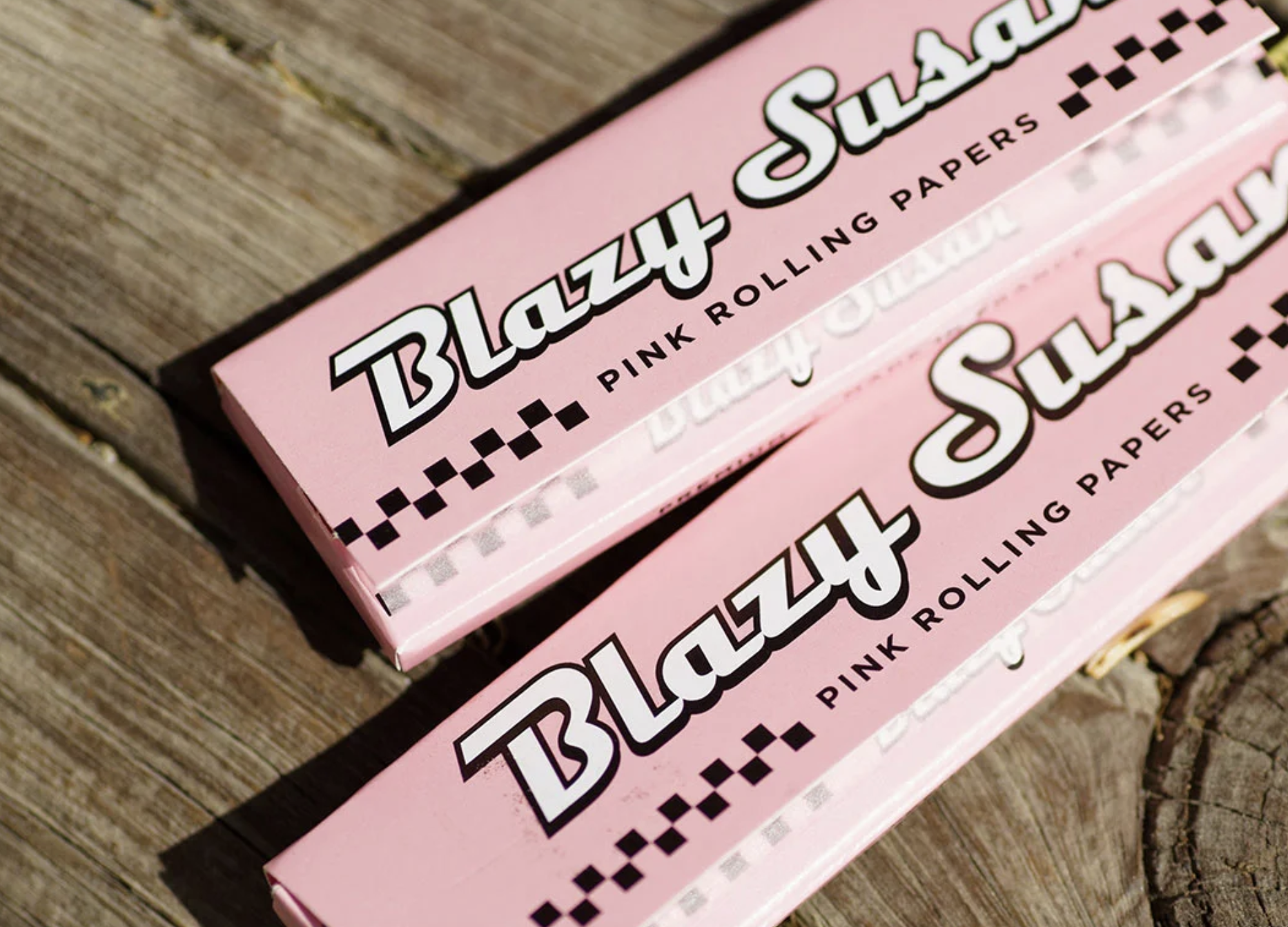 Photograph of product: BLAZY SUSAN KING WIDE PINK ROLLING PAPERS