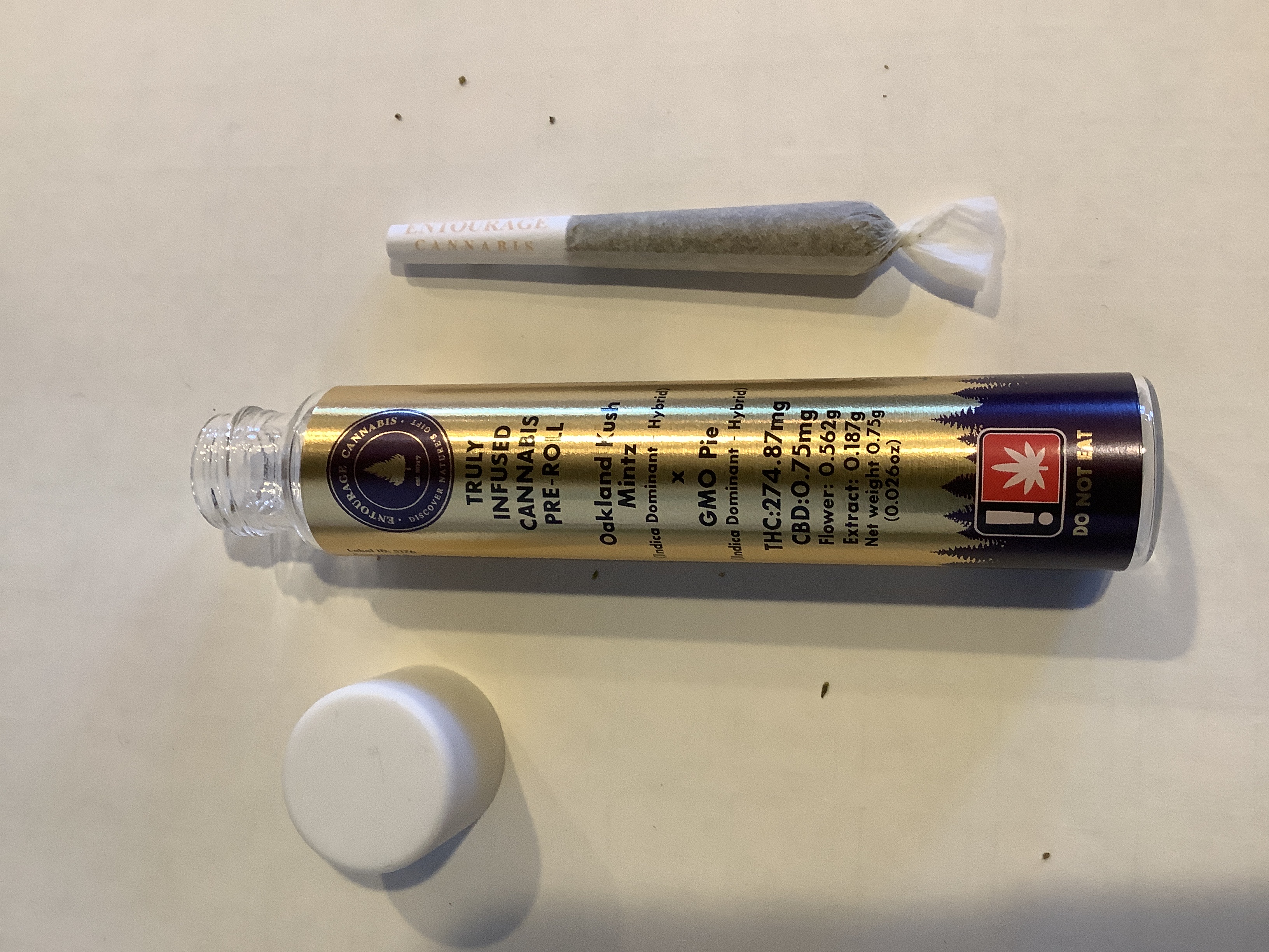 Photograph of product: Entourage Oui'd - OAKLAND KUSH MINTZ x GMO PIE - Infused Preroll - (.75g) - I