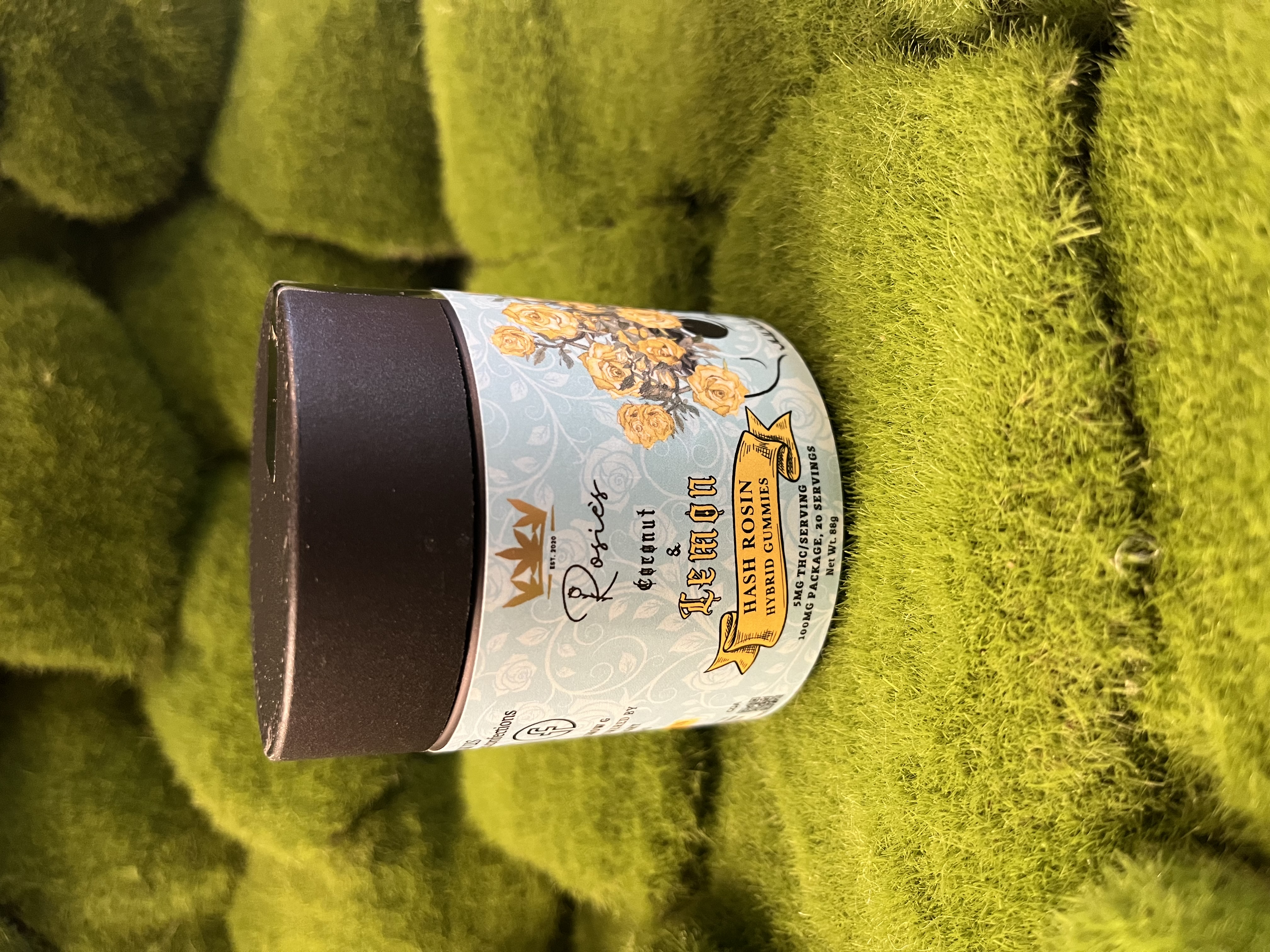 Photograph of product: 100mg Edible Pack | Lemon Coconut au chocolat Rosin Gummies | Rosie's