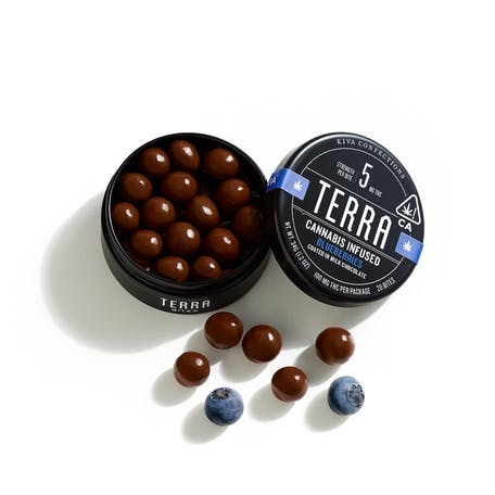 Photograph of product: Blueberries Milk Chocolate Coated -100mg - Terra Bites - Retail
