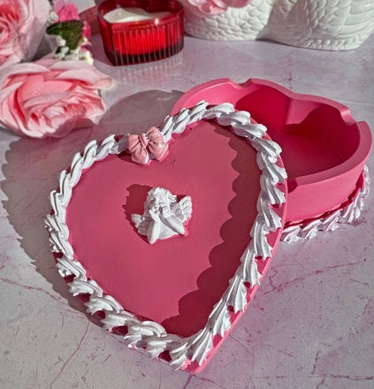 Photograph of product: Cake Ash Tray
