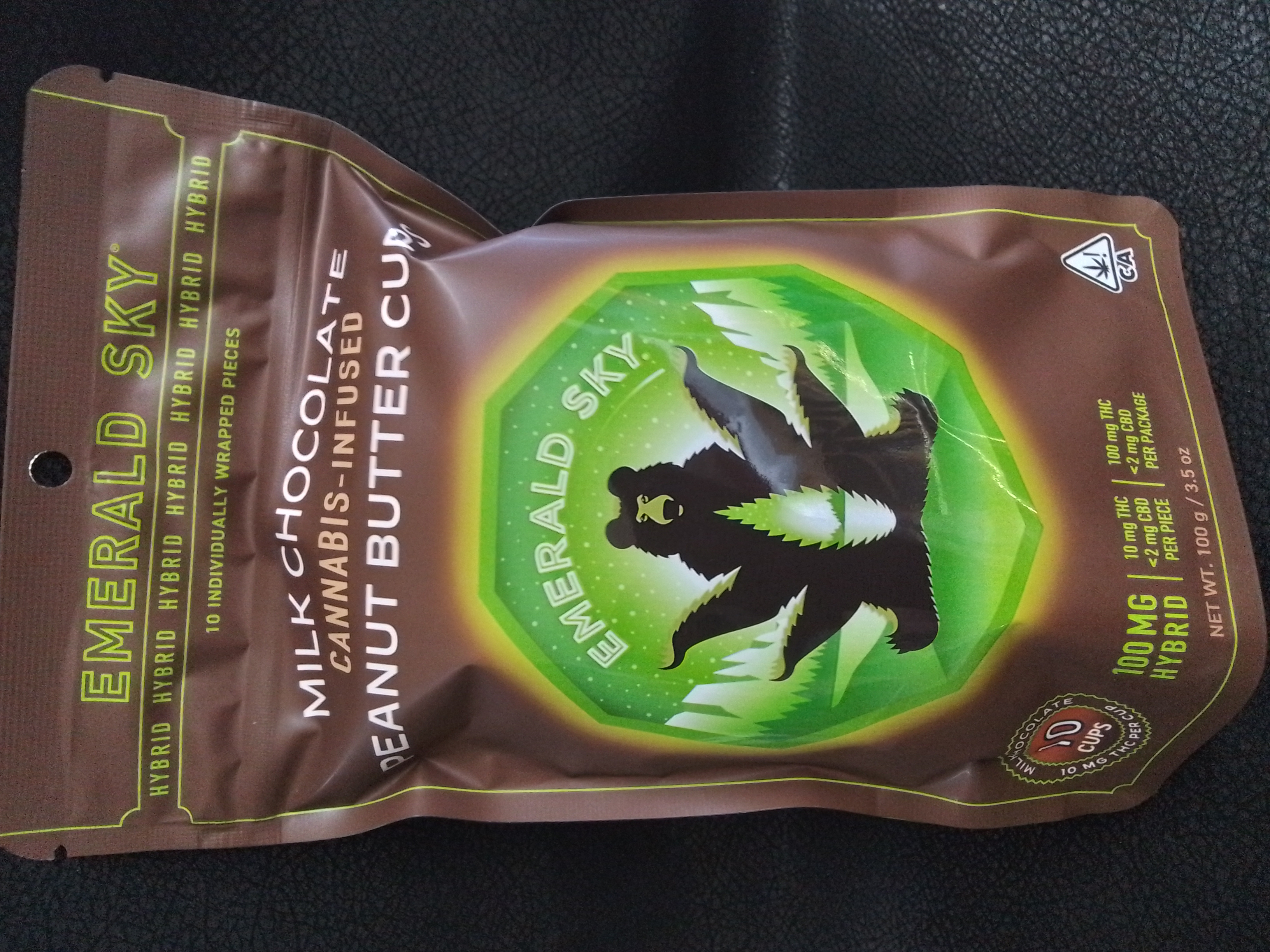 Photograph of product: Emerald Sky Peanut Butter Cups 10ct 100mg Hybrid Milk Chocolate