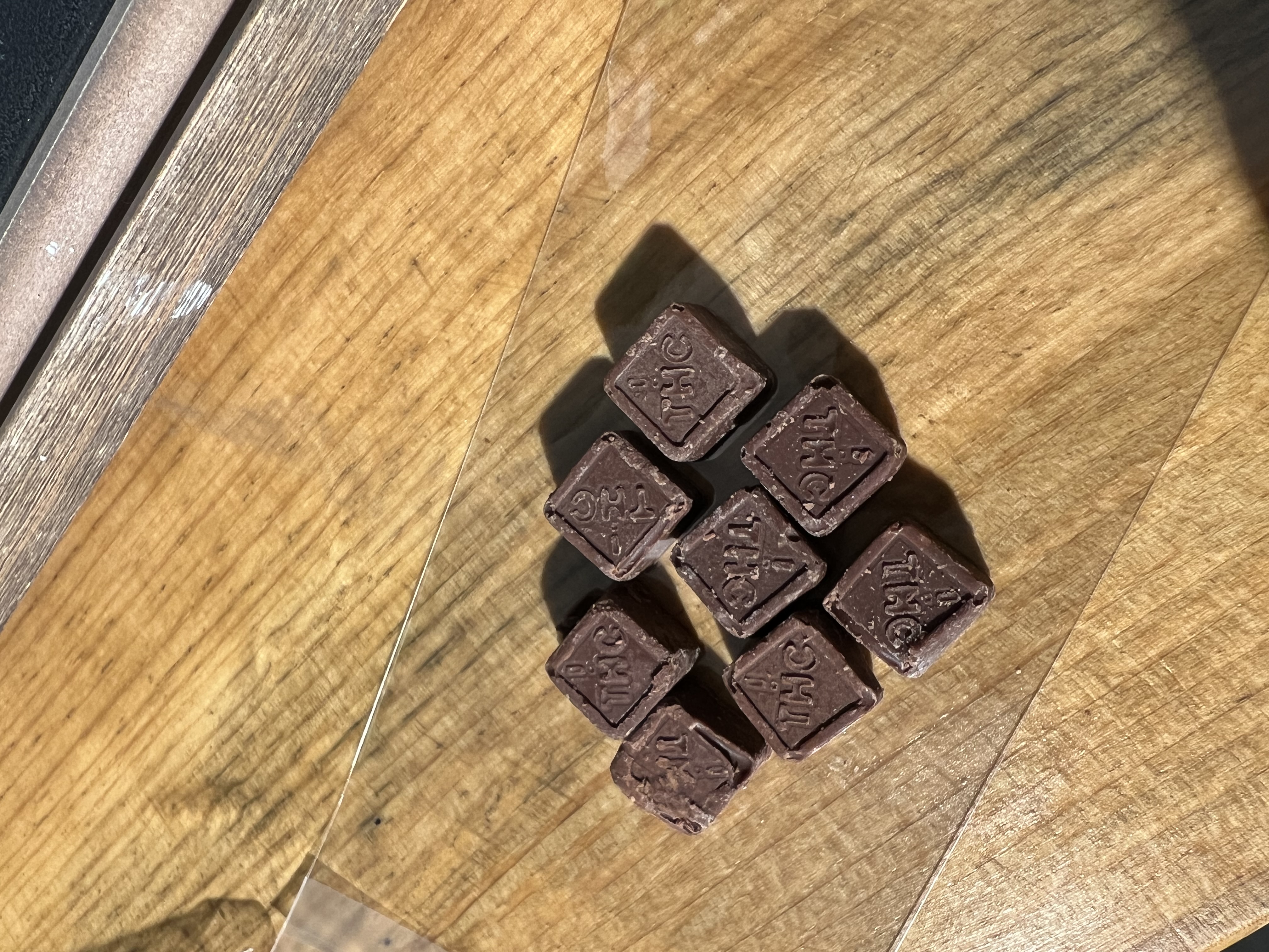 Photograph of product: Chocolates 100mg - Hybrid
