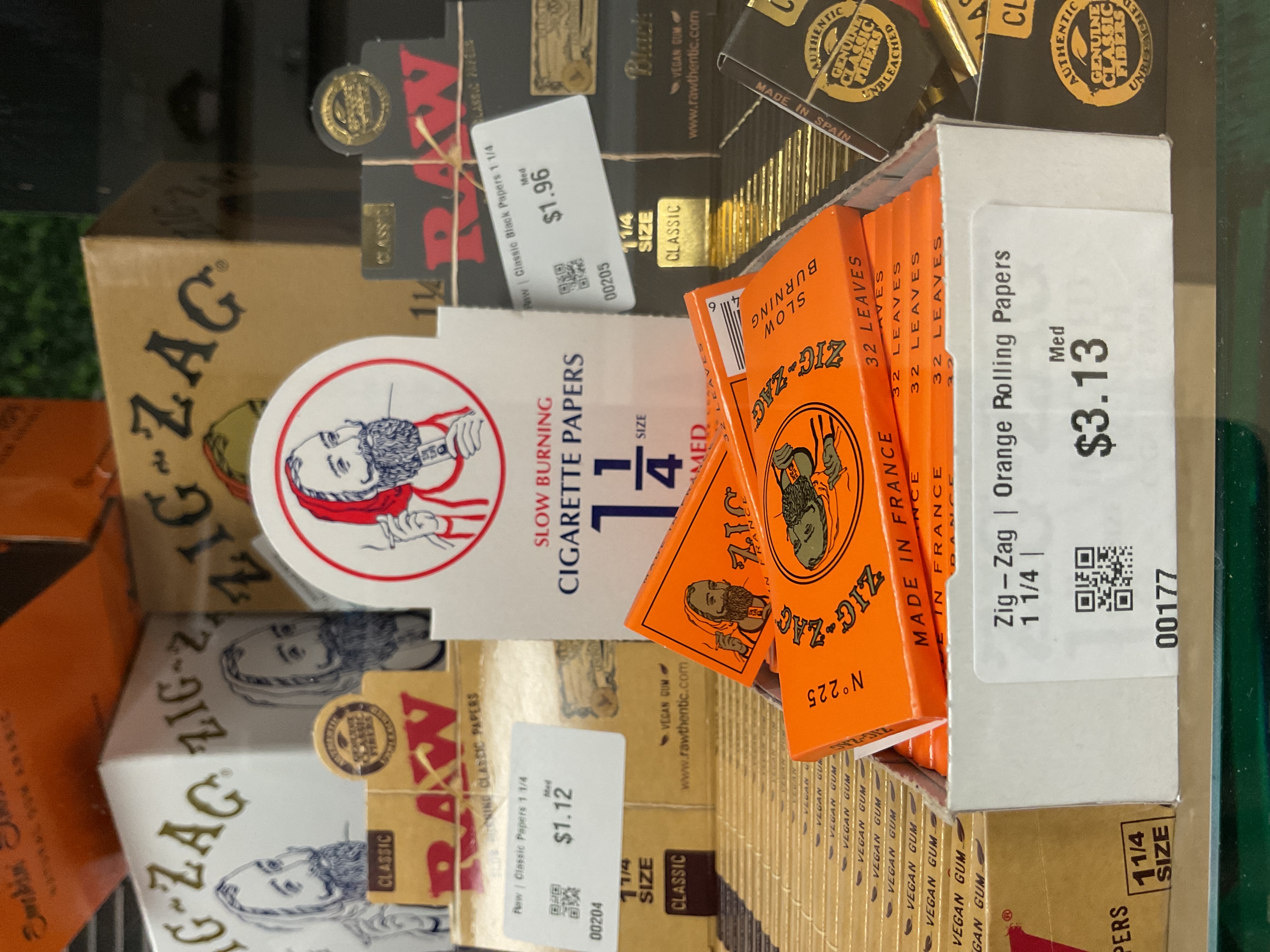 Photograph of product: Zig-Zag | Orange Rolling Papers 1 1/4 |