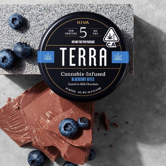 Photograph of product: [Terra] Chocolate - 100mg - Blueberries in Milk Chocolate (H) - 