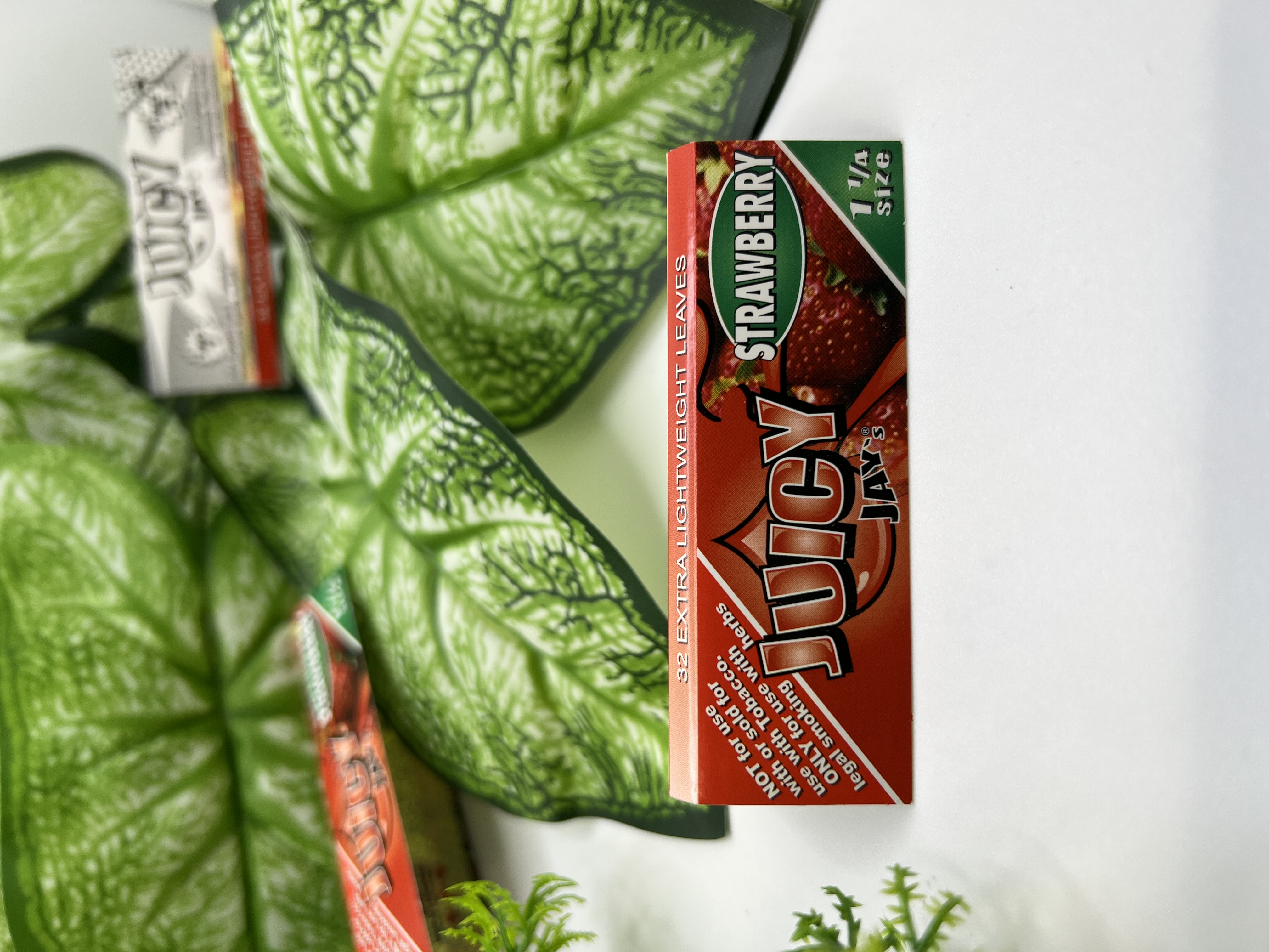 Photograph of product: Juicy Jay - Strawberry - 1 1/4 Papers