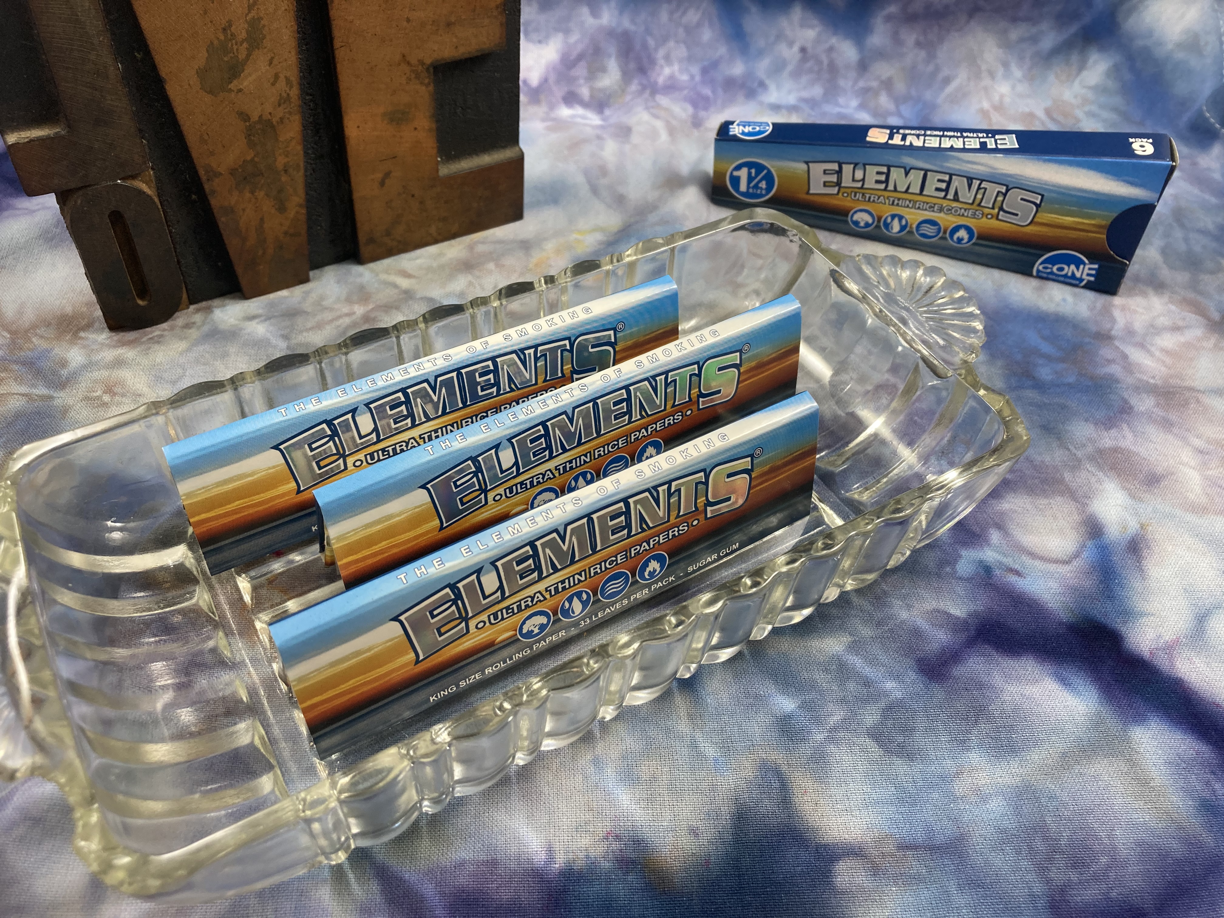 Photograph of product: Elements Rolling Papers - King Slim