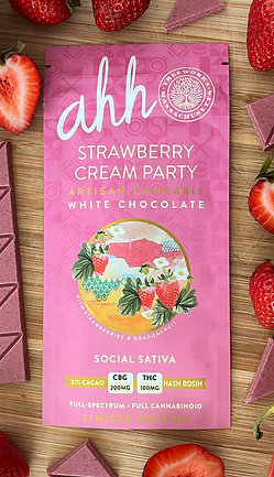 Photograph of product: Strawberry Cream Party Chocolate Bar | TAX INCLUDED