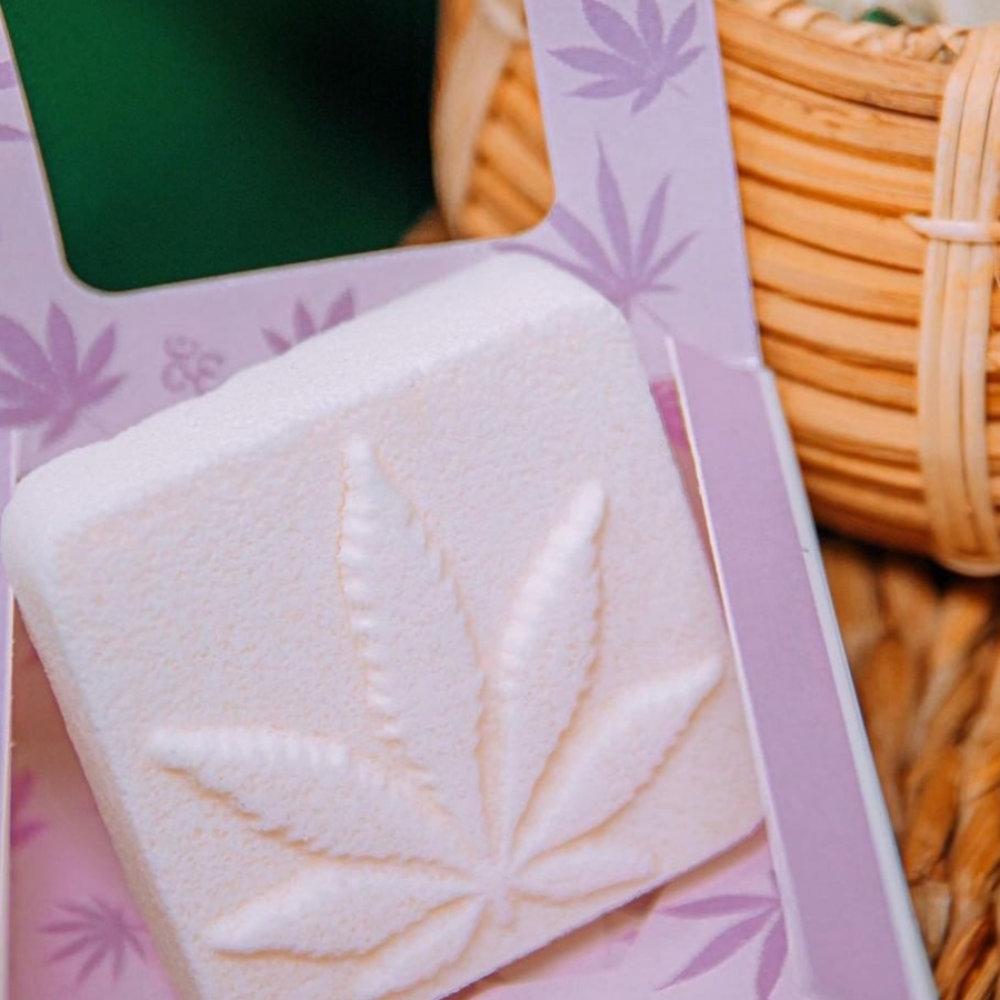 Photograph of product: OM au chocolat Rosin Bath Bomb Flower Power Gardenia TH-oui 100mg