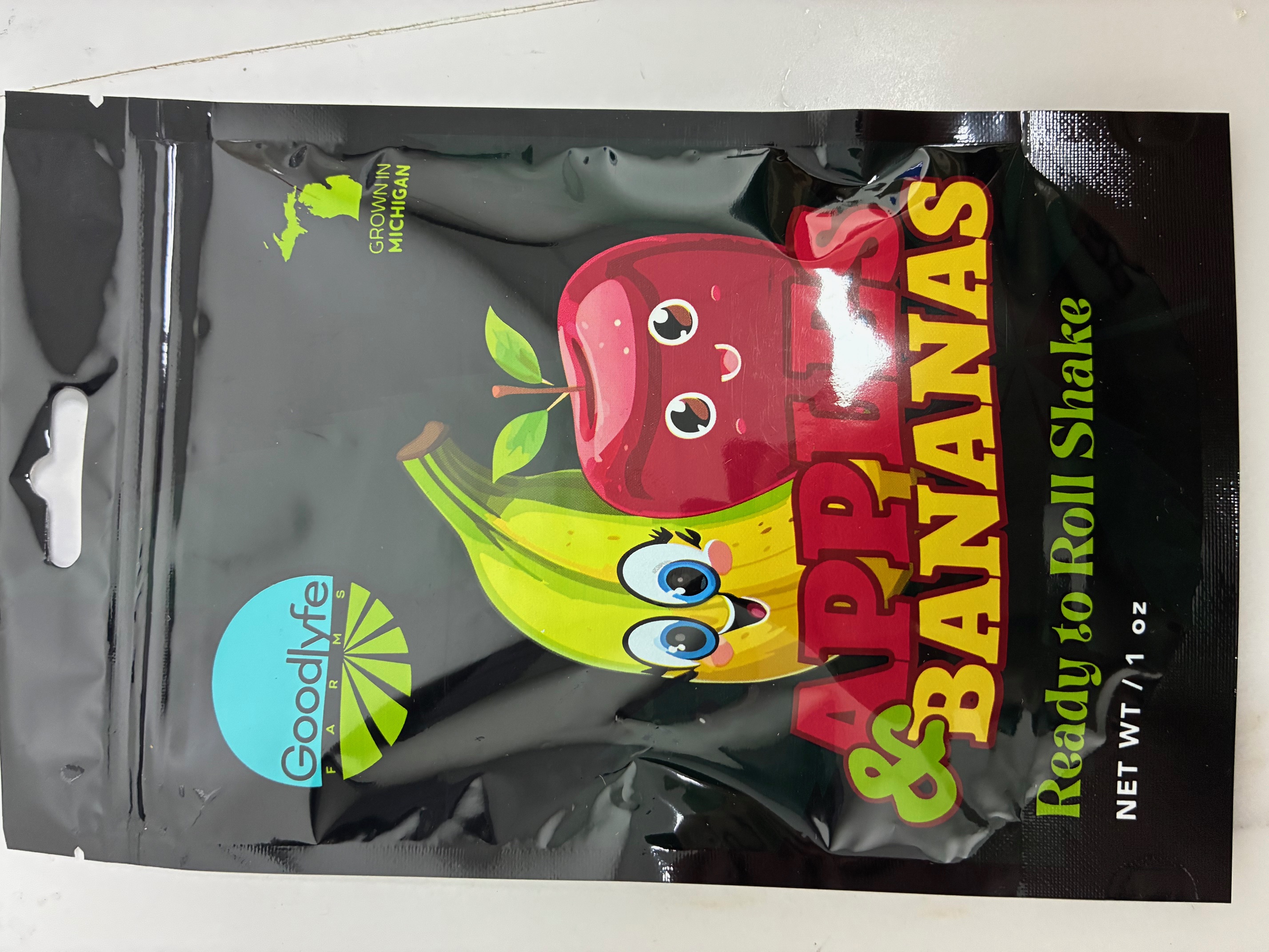 Photograph of product: Goodlyfe - Apples & Bananas Ready to Roll Shake OZ - 28g