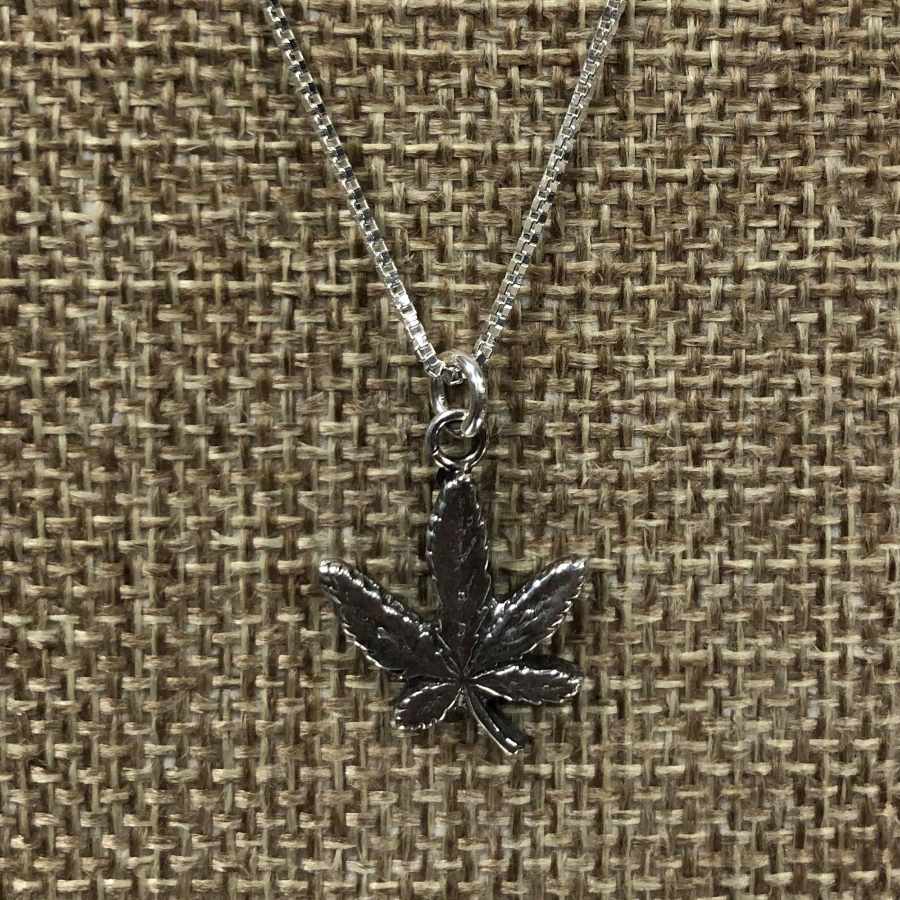 Photograph of product: Oui'd Single Leaf Necklace - Regular