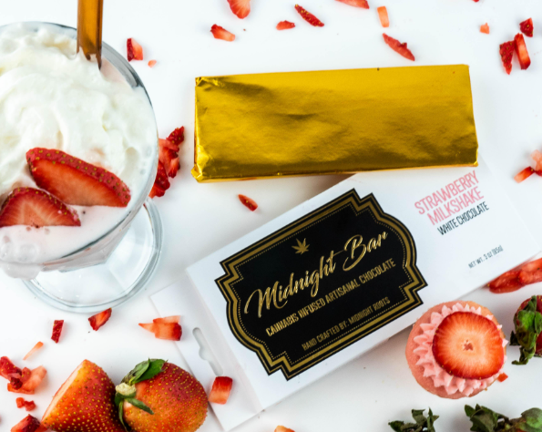 Photograph of product: Strawberry Milkshake White Chocolate Bar | 200mg x 1pk | Midnight Roots