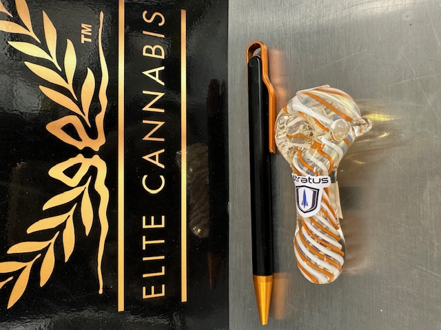 Photograph of product: Stratus 3 inch Mixed Swirl Variety Pipe Built In Screen