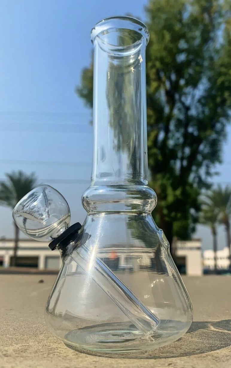 Photograph of product: 6" Classic Beaker Base Bong w/ Carb Hole