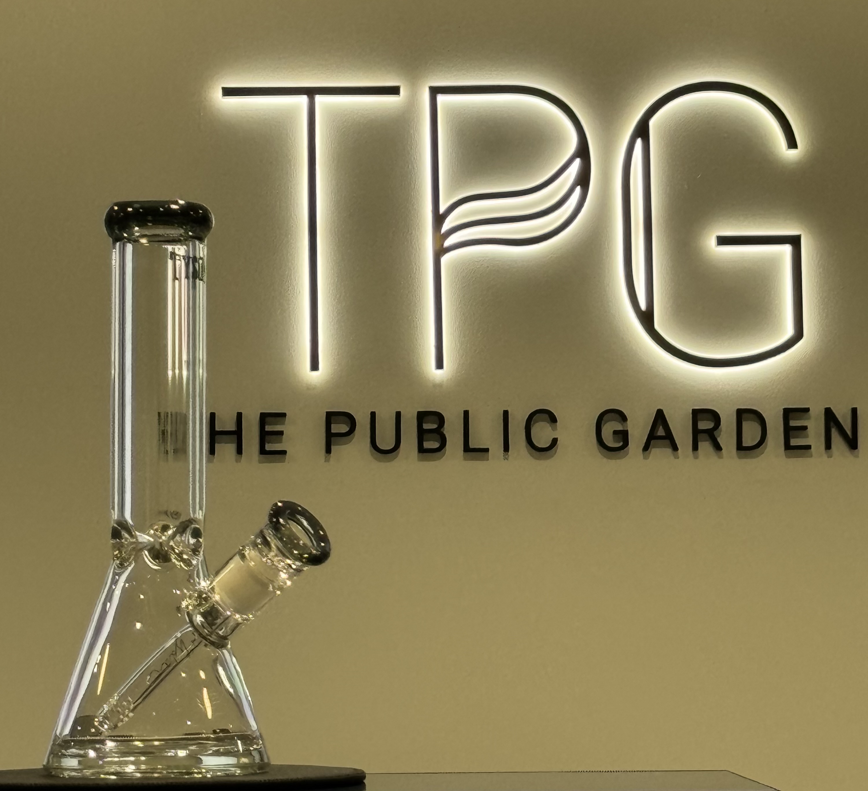 Photograph of product: Haymaker water pipe -Clear- Charcoal