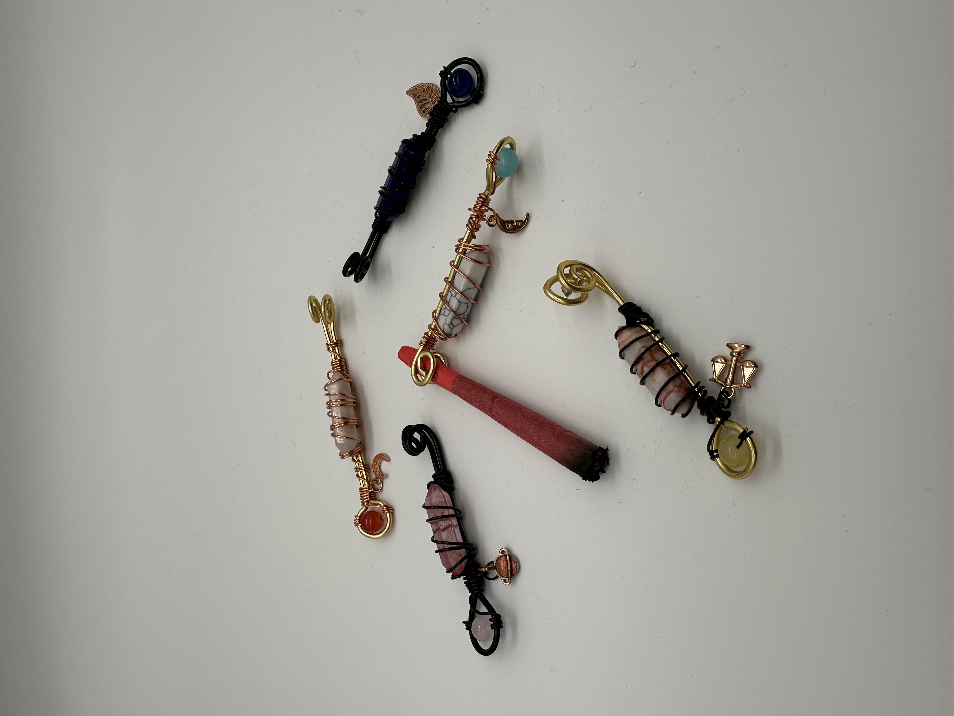 Photograph of product: Flaca Hincha | Crystal Wire Wrap Joint Holder