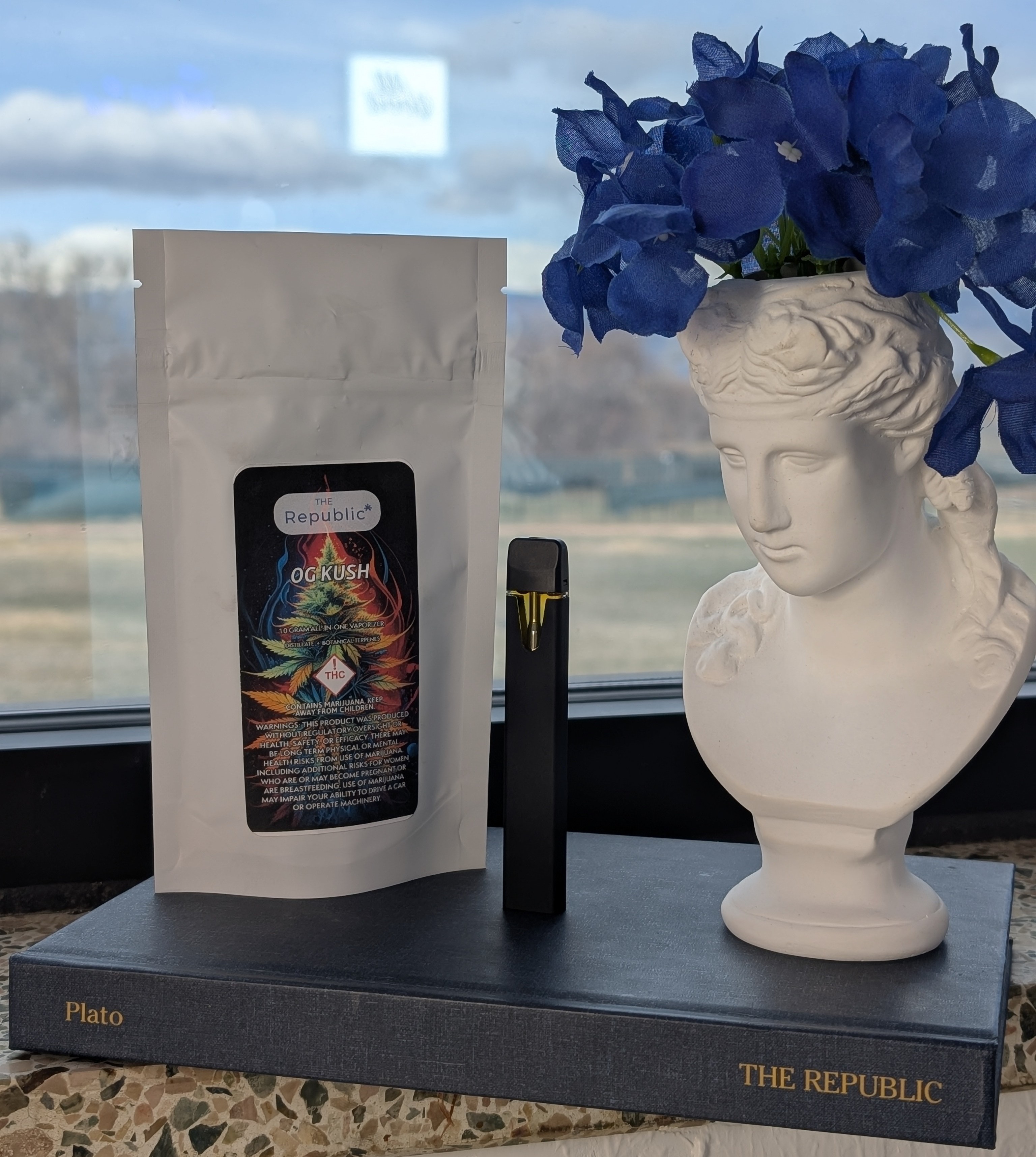 Photograph of product: The Republic OG Kush Oui'd - Disposable