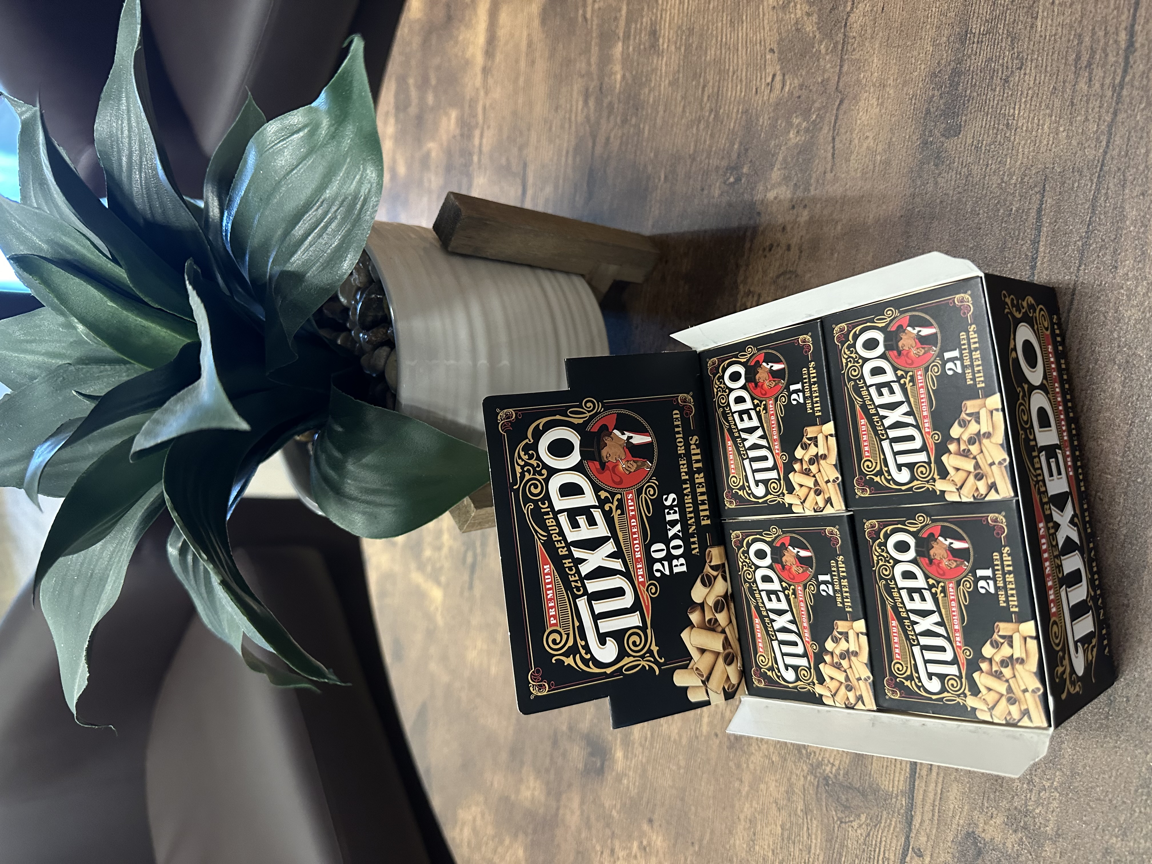 Photograph of product: Pre-rolled tips: Tuxedo