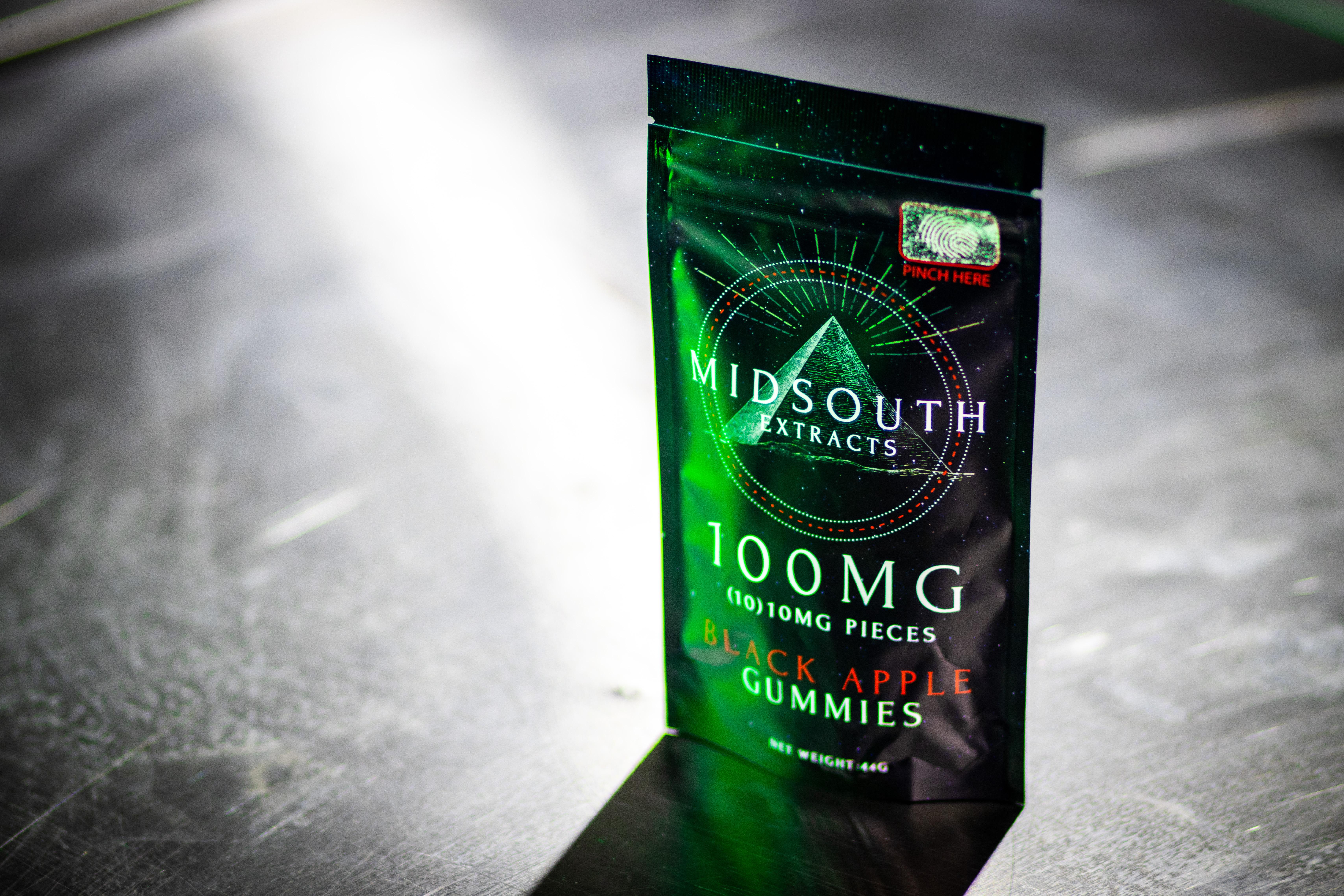Photograph of product: Black Apple Gummies | 100mg | MidSouth