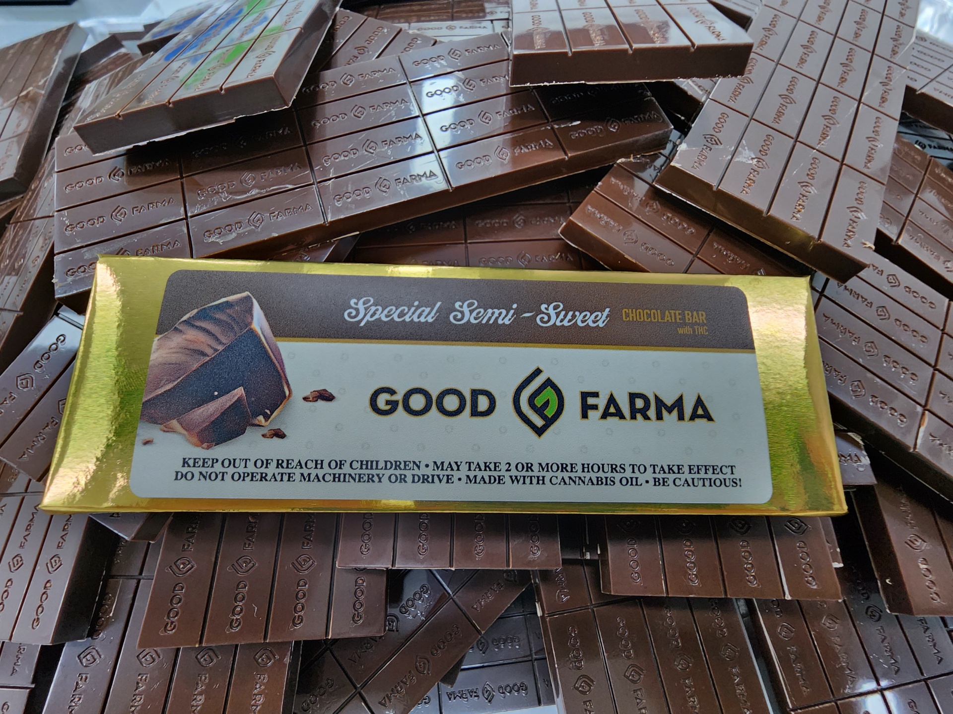 Photograph of product: Good Farma - Special Semi-Sweet Chocolate Bar (100mg)