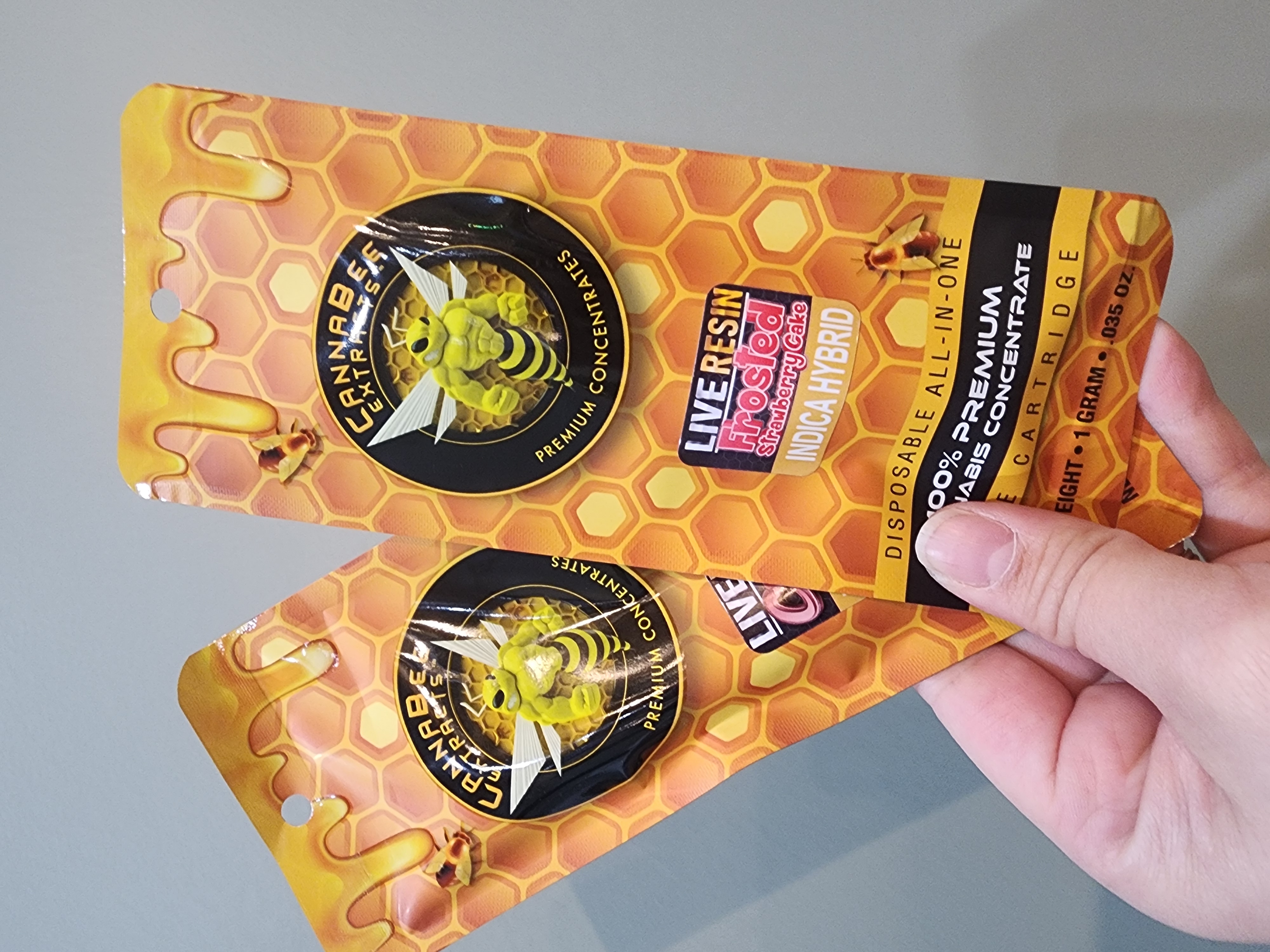 Photograph of product: 1G CUV'EE COOKIES LIVE RESIN DISPOSABLE